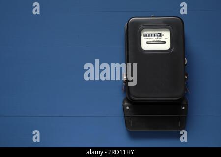 Stromzähler an blauer Holzwand, Platz für Text Stockfoto