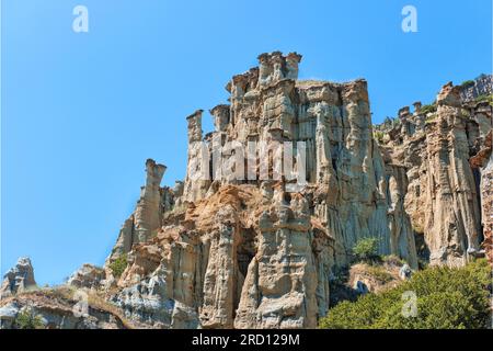 Manisa, Türkei - 12. Juli 2023: Geologische Formation der Kula-Feenschornsteine, auch bekannt als Kuladoccia (Kuladokya) Stockfoto