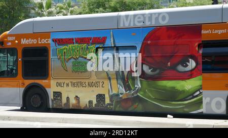 West Hollywood, Kalifornien, USA 17. Juli 2023 Teenage Mutant Ninja Turtles Mutant Mayhem Bus am 17. Juli 2023 in West Hollywood, Kalifornien, USA. Foto: Barry King/Alamy Stock Photo Stockfoto