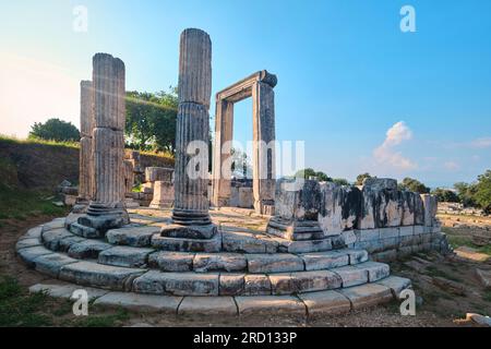 Mugla, Türkei - 16. Juli 2023: Ruinen des kreisförmigen Propylongebäudes in der Altstadt von Lagina Stockfoto