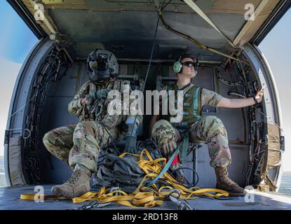 USA Army Maj. Ben Gump (rechts), dem 412. Civil Affairs-Bataillon zugeteilt, und Staff Sgt. Dyer (links), dem Alpha 8229 Assault Helo-Bataillon zugeteilt, reitet in einem UH-60 Blackhawk während der Operation Viking 2023 in Camp Atterbury, Indiana, 14. Juli 2023. Operation Viking ist eine intensive gemeinsame Task Force-Übung, die darauf ausgelegt ist, Soldaten mit einer realistischen Ausbildung vorzubereiten und dabei den Einsatz von Einheiten für zivile Angelegenheiten zu simulieren, um eine Notfalloperation in Afrika direkt zu unterstützen. (USA Armeereservat Foto von SPC. Jason Palacios) Stockfoto