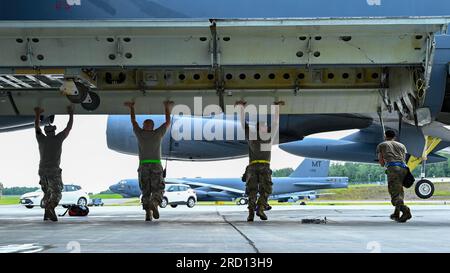 (Von links nach rechts) Staff Sgt. Julian Montanez, Tech. Sgt. Michael Piland, Senior Airman Matthew McMahon und Airman 1. Klasse Timothy McDonald bereiten die Bombenbucht einer 52H Stratofestung vor, um sie am Joint Base Elmendorf-Richardson, Alaska, am 11. Juli 2023 zu entladen. Die Wartung Airmen wurden an JBER geschickt, um eine Agile Combat Beschäftigungsübung des Bombers zu unterstützen. (USA Air Force Foto von Senior Airman Zachary Wright) Stockfoto