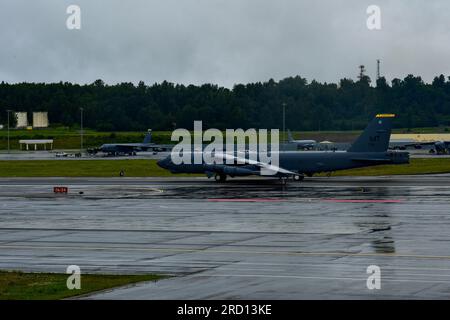 Ein B-52H Stratofortress-Bomber, der dem 69. Bombengeschwader vom Luftwaffenstützpunkt Minot, North Dakota, zugewiesen wurde, Taxis zur Landebahn am Joint Base Elmendorf-Richardson, Alaska, 16. Juli 2023. Durch Schulungen mit alliierten Nationen und Partnerorganisationen tragen Bomber zu einer verbesserten Integration und Interoperabilität bei und ermöglichen uns den Aufbau dauerhafter Beziehungen, die notwendig sind, um den vielfältigen globalen Herausforderungen zu begegnen. (USA Air Force Foto von Senior Airman Zachary Wright) Stockfoto