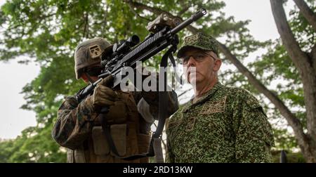 Infantería de Marina Colombiana (Kolumbianisches Marinekorps) Brig. General Jorge Federico Torres Mora, Kommandant der Infantería de Marina Colombiana, inspiziert das M27. Infanterie-Gewehr (M27 IAR) nach dem Squad-Wettbewerb während der UNITAS LXIV in Escuela de Formación de Infantería Marina Coveñas in Coveñas, Kolumbien, 16. Juli 2023. Der Squad-Wettbewerb ist der Höhepunkt, bei dem mehrere multinationale Teams bei Veranstaltungen gegeneinander antreten, die den verschiedenen Kursen während der UNITAS entsprechen. UNITAS ist die weltweit am längsten laufende jährliche multinationale maritime Übung Stockfoto