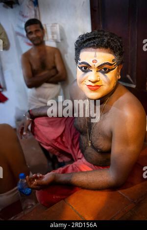 Männlicher Darsteller nach der Vertretung von Minukfa, einer weiblichen Kathakali-Tänzerin, im Umkleideraum des Kathakali-Zentrums in Kochi, Karala, Indien, Asien Stockfoto