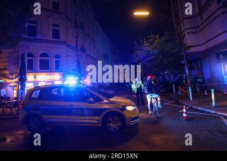 Hamburg, Deutschland. 17. Juli 2023. Noteinsatzkräfte sperren eine Straße in einem Wohngebiet am Rande des Schanzenviertels. Während der Bauarbeiten im Hamburger Schanzenviertel wurde am Montag eine britische Luftbombe aus dem Zweiten Weltkrieg entdeckt. Ein großes Kontingent von Polizei und Feuerwehr ist vor Ort. Kredit: Bodo Marks/Bodo Marks/dpa/Alamy Live News Stockfoto