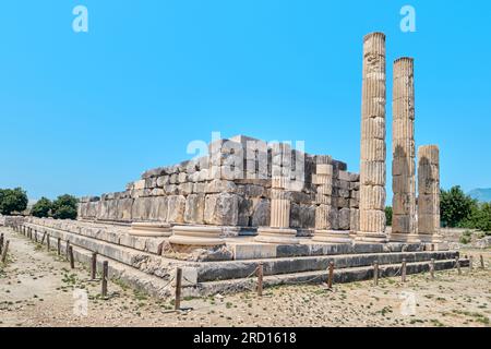 Mugla, Türkei - 14. Juli 2023: Tempel der Göttin Leto in der antiken Stadt Letoon. Die Stadt war das religiöse Zentrum von Xanthos und der Lykischen Liga Stockfoto