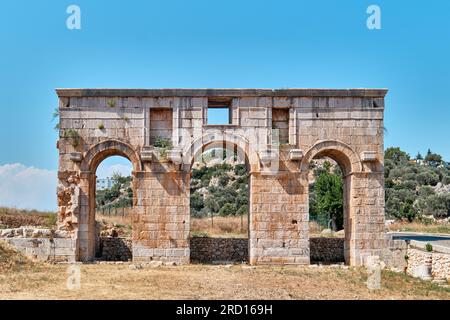 Antalya, Türkei - 12. Juli 2023: Antike Ruinen des Stadttors, der Modestusbogen in der alten Lykischen Stadt Patara bekannt war Stockfoto