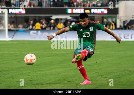 Der mexikanische Verteidiger Jesús Gallardo (23) schickt einen Pass während des CONCACAF 2023 Gold Cup Finales gegen Panama, Sonntag, 16. Juli 2023, im SoFi-Stadion, In Stockfoto