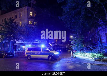 Hamburg, Deutschland. 17. Juli 2023. Noteinsatzkräfte sperren eine Straße in einem Wohngebiet am Rande des Schanzenviertels. Während der Bauarbeiten im Hamburger Schanzenviertel wurde am Montag eine britische Luftbombe aus dem Zweiten Weltkrieg entdeckt. Ein großes Kontingent von Polizei und Feuerwehr ist vor Ort. Kredit: Bodo Marks/dpa/Alamy Live News Stockfoto