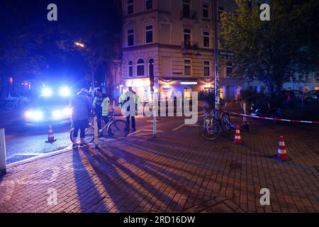 Hamburg, Deutschland. 17. Juli 2023. Noteinsatzkräfte sperren eine Straße in einem Wohngebiet am Rande des Schanzenviertels. Während der Bauarbeiten im Hamburger Schanzenviertel wurde am Montag eine britische Luftbombe aus dem Zweiten Weltkrieg entdeckt. Ein großes Kontingent von Polizei und Feuerwehr ist vor Ort. Kredit: Bodo Marks/dpa/Alamy Live News Stockfoto