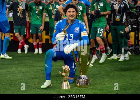Mexikanischer Torwart Guillermo Ochoa (13), nachdem er das CONCACAF 2023 Gold Cup-Finale gegen Panama gewonnen hatte, Sonntag, den 16. Juli 2023, im SoFi-Stadion, In einer Einheit Stockfoto