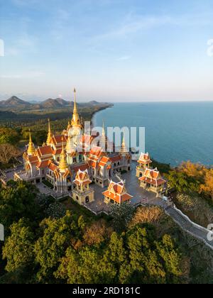 Wat Tang Sai liegt am Ban Krut Meer, im Unterbezirk Thong Chai, im Bezirk Bang Saphan und in der Provinz Prachuap Khiri Khan. Stockfoto