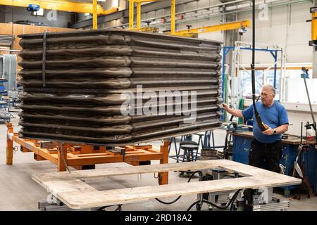 Kassel, Deutschland. 12. Juli 2023. Ein Mitarbeiter der Hübner-Werke arbeitet an der Demontage eines Übergangssystems der ICE 3-Flotte. Die Hübner-Gruppe aus Kassel in Nordhessen schließt die Renovierung der Übergänge für die gesamte ICE 3-Flotte der Deutschen Bahn ab. (Dpa: „Fresh up: Modernization of the ICE 3 Fleet are coming completion“) Kredit: Swen Pförtner/dpa/Alamy Live News Stockfoto