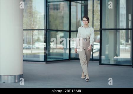 Porträt einer erfolgreichen Geschäftsfrau im Business-Anzug vor dem modernen Business-Gebäude Stockfoto