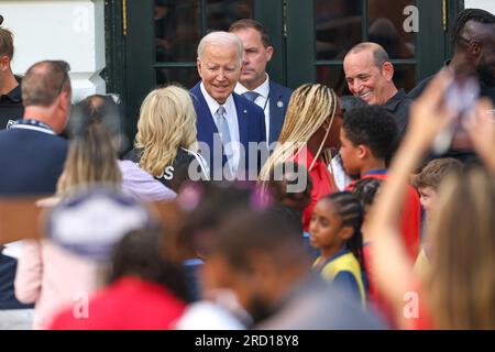 Washington, Vereinigte Staaten Von Amerika. 17. Juli 2017. US-Präsident Joe Biden begrüßt Major League Soccer (MLS)-Spieler und -Trainer während einer Jugendfußballklinik mit Major League Soccer (MLS) für Kinder und Familien vor dem MLS All-Star-Spiel am South Lawn of the White House in Washington, DC, am 17. Juli 2023. Kredit: Brasilien Photo Press/Alamy Live News Stockfoto