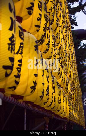 14. Juli 2023, Tokio, Japan: Mitama Festival 13.-16. Juli. Basierend auf Obon, einem alten japanischen Festival zu Ehren der Geister verstorbener Vorfahren. Heute ist es ein beliebtes Sommerfestival in Tokio. Kredit: Michael Steinebach/AFLO/Alamy Live News Stockfoto