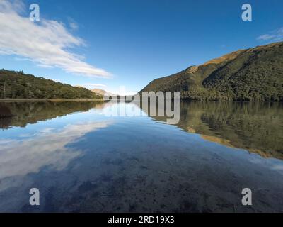 Der sehr abgelegene und isolierte South Mavora Lake, umgeben von üppigen, dichten einheimischen Wäldern im ländlichen Südland Neuseelands Stockfoto