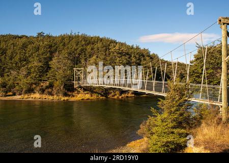 Der sehr abgelegene und isolierte South Mavora Lake, umgeben von üppigen, dichten einheimischen Wäldern im ländlichen Südland Neuseelands Stockfoto