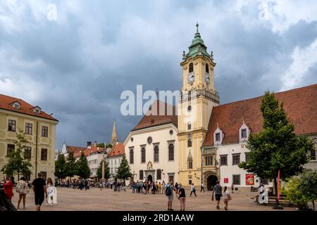 Bratislava, SK – 10. Juni 2023 Horizontale Sicht auf Touristen, die das Alte Rathaus aus aus dem 14. Jahrhundert besuchen. Das älteste Rathaus des Landes und Stockfoto