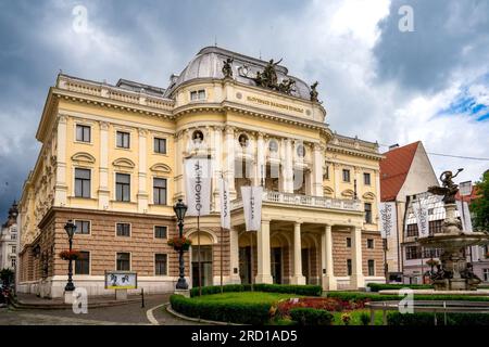 Bratislava, SK – 10. Juni 2023 dreiviertel Horizontale Ansicht des Alten slowakischen Nationaltheaters der Neorenaissance am Hviezdoslav-Platz. Stockfoto