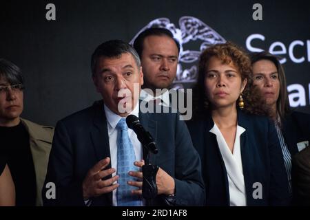 Bogota, Kolumbien. 17. Juli 2023. Der kolumbianische Verkehrsminister William Camargo Triana spricht am 17. Juli 2023 in Bogota, Kolumbien, auf einer Pressekonferenz über Straflosigkeit wegen Korruptionsvorwürfen im Land. Foto: Daniel Romero/Long Visual Press Credit: Long Visual Press/Alamy Live News Stockfoto