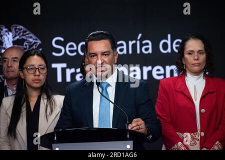 Bogota, Kolumbien. 17. Juli 2023. Transparenzsekretär Andres Idarraga Franco spricht am 17. Juli 2023 in Bogota Kolumbien auf einer Pressekonferenz über Straflosigkeit wegen Korruptionsvorwürfen in Kolumbien. Foto: Daniel Romero/Long Visual Press Credit: Long Visual Press/Alamy Live News Stockfoto