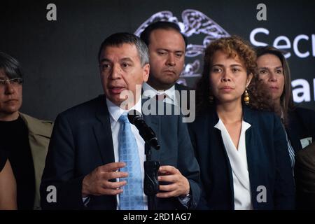 Bogota, Kolumbien. 17. Juli 2023. Der kolumbianische Verkehrsminister William Camargo Triana spricht am 17. Juli 2023 in Bogota, Kolumbien, auf einer Pressekonferenz über Straflosigkeit wegen Korruptionsvorwürfen im Land. Foto: Daniel Romero/Long Visual Press Credit: Long Visual Press/Alamy Live News Stockfoto