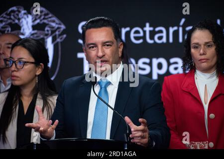 Bogota, Kolumbien. 17. Juli 2023. Transparenzsekretär Andres Idarraga Franco spricht am 17. Juli 2023 in Bogota Kolumbien auf einer Pressekonferenz über Straflosigkeit wegen Korruptionsvorwürfen in Kolumbien. Foto: Daniel Romero/Long Visual Press Credit: Long Visual Press/Alamy Live News Stockfoto