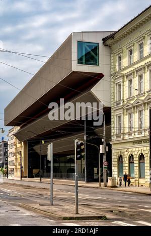 Bratislava, SK – 10. Juni 2023 Sehen Sie sich die schwarze, moderne Erweiterung der Slowakischen Nationalgalerie, (Slovenská národná galéria) großes Kunstmuseum mit einem Stockfoto