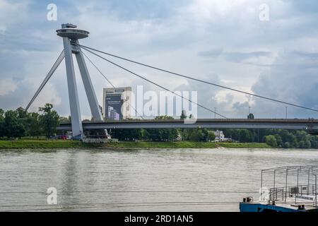 Bratislava, SK – 10. Juni 2023 Landschaftsansicht der meisten SNP („Brücke des slowakischen Nationalaufstands“) oder der UFO-Brücke. Es ist die längste bri der Welt Stockfoto