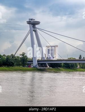 Bratislava, SK – 10. Juni 2023 Vertikale Ansicht der meisten SNP („Brücke des slowakischen Nationalaufstands“) oder der UFO-Brücke. Es ist die längste Braut der Welt Stockfoto