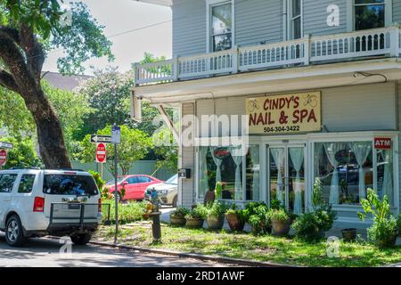 NEW ORLEANS, LA, USA - 15. JULI 2023: Vor Cindy's Nail and Spa und einem Fahrzeug, das illegal an einem Feuerhydranten und an einer Bushaltestelle geparkt wurde Stockfoto