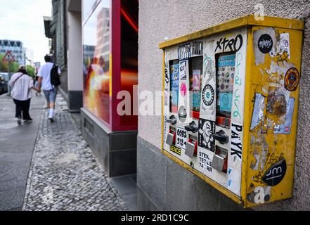 Berlin, Deutschland. 15. Juli 2023. An der Fassade eines Gebäudes in der Friedrichstraße 218 in Kreuzberg hängt ein Kaugummiautomat. Obwohl die nostalgischen Verkaufsautomaten heute viel weniger beliebt sind als vor etwa 50 Jahren, haben sie immer noch eine Fangemeinde. (Zu dpa 'Alte Liebe rostet nicht - warum Kaugummi-Automaten so nostalgisch sind') Kredit: Jens Kalaene/dpa/Alamy Live News Stockfoto