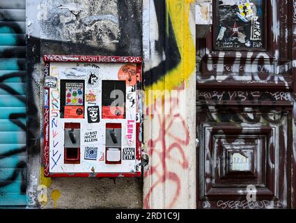 Berlin, Deutschland. 15. Juli 2023. An der Fassade eines Gebäudes in der Oranienstraße in Kreuzberg hängt ein Kaugummiautomat. Obwohl die nostalgischen Verkaufsautomaten heute viel weniger beliebt sind als vor etwa 50 Jahren, haben sie immer noch eine Fangemeinde. (Zu dpa 'Alte Liebe rostet nicht - warum Kaugummi-Automaten so nostalgisch sind') Kredit: Jens Kalaene/dpa/Alamy Live News Stockfoto