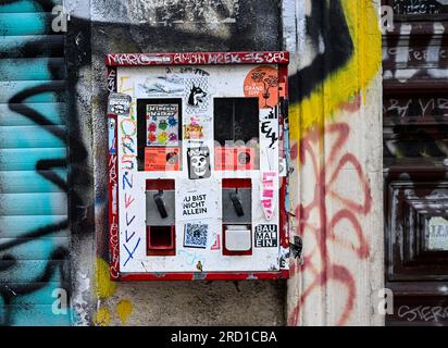 Berlin, Deutschland. 15. Juli 2023. An der Fassade eines Gebäudes in der Oranienstraße in Kreuzberg hängt ein Kaugummiautomat. Obwohl die nostalgischen Verkaufsautomaten heute viel weniger beliebt sind als vor etwa 50 Jahren, haben sie immer noch eine Fangemeinde. (Zu dpa 'Alte Liebe rostet nicht - warum Kaugummi-Automaten so nostalgisch sind') Kredit: Jens Kalaene/dpa/Alamy Live News Stockfoto