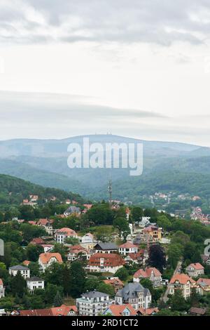 Blick aus der Vogelperspektive auf die Stadt Wernigerode im Harz-Gebirge mit dem Gipfel des Brocken im Hintergrund Stockfoto