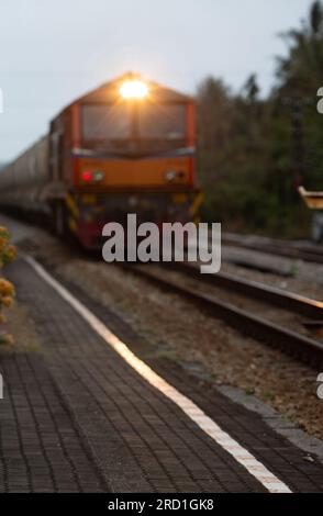 Zug fährt auf Gleisen unscharfer Hintergrund Eisenbahngleise auf ländlicher Stahlbrücke Stockfoto