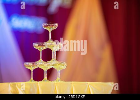 Leere Weingläser übereinander gestapelt. Auf dem Tisch bei der Hochzeit, um einen Ort für Feiern zu schaffen. Stockfoto