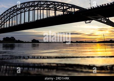 NIJMEGEN - Läufer gehen am ersten Tag der Nijmegen Four Days Marches über die Waal Bridge. ANP ROB ENGELAAR niederlande raus - belgien raus Stockfoto