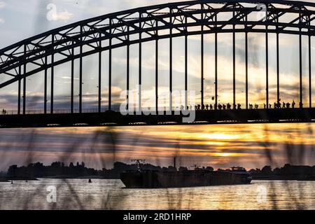 NIJMEGEN - Läufer gehen am ersten Tag der Nijmegen Four Days Marches über die Waal Bridge. ANP ROB ENGELAAR niederlande raus - belgien raus Stockfoto