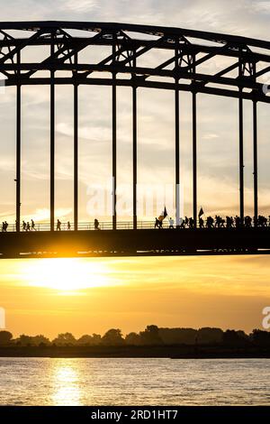 NIJMEGEN - Läufer gehen am ersten Tag der Nijmegen Four Days Marches über die Waal Bridge. ANP ROB ENGELAAR niederlande raus - belgien raus Stockfoto