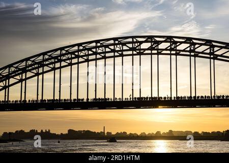 NIJMEGEN - Läufer gehen am ersten Tag der Nijmegen Four Days Marches über die Waal Bridge. ANP ROB ENGELAAR niederlande raus - belgien raus Stockfoto