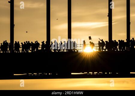 NIJMEGEN - Läufer gehen am ersten Tag der Nijmegen Four Days Marches über die Waal Bridge. ANP ROB ENGELAAR niederlande raus - belgien raus Stockfoto