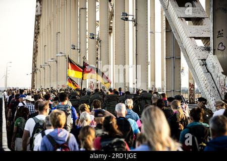 NIJMEGEN - Läufer gehen am ersten Tag der Nijmegen Four Days Marches über die Waal Bridge. ANP ROB ENGELAAR niederlande raus - belgien raus Stockfoto