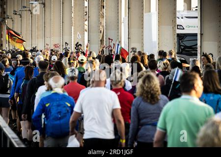 NIJMEGEN - Läufer gehen am ersten Tag der Nijmegen Four Days Marches über die Waal Bridge. ANP ROB ENGELAAR niederlande raus - belgien raus Stockfoto