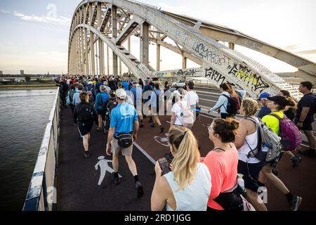 NIJMEGEN - Läufer gehen am ersten Tag der Nijmegen Four Days Marches über die Waal Bridge. ANP ROB ENGELAAR niederlande raus - belgien raus Stockfoto