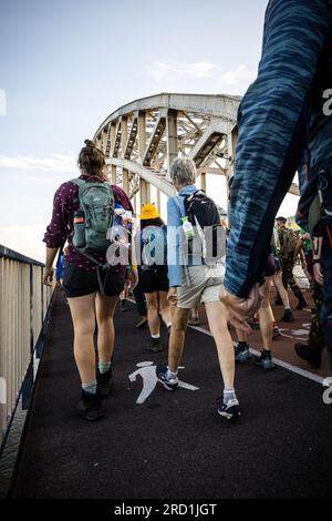 NIJMEGEN - Läufer gehen am ersten Tag der Nijmegen Four Days Marches über die Waal Bridge. ANP ROB ENGELAAR niederlande raus - belgien raus Stockfoto