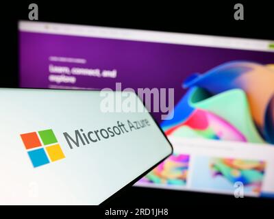 Mobiltelefon mit Logo der Cloud-Computing-Plattform Microsoft Azure auf dem Bildschirm vor der Business-Website. Fokus auf die Mitte links des Telefondisplays. Stockfoto
