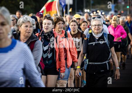 NIJMEGEN - Läufer gehen am ersten Tag der Nijmegen Four Days Marches über die Waal Bridge. ANP ROB ENGELAAR niederlande raus - belgien raus Stockfoto